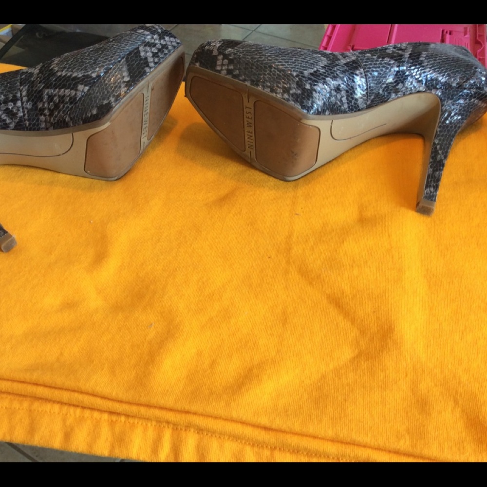 Nine West Black/Grey Hope Floats Faux Snakeskin Platform Heels Size 9M, Used - Picture 13 of 13